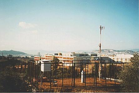 7 Σχ. 1:Ο χώρος του σταθµού και τα όργανα µέτρησης. εξιά είναι ο ιστός µε τις συσκευές του σταθµού.