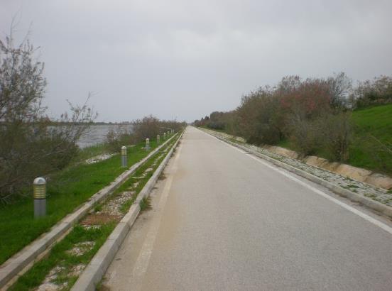 Η κάθε διάταξη πακτώθηκε στο φρεάτιο με ειδικές μεταλλικές βέργες στις άκρες των οποίων υπήρχαν ειδικές βίδες, ώστε να είναι δυνατή η ακριβής οριζοντίωση της διάταξης, με τη βοήθεια επιβατηγών