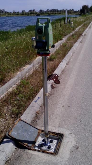 Οι 7 τοποθετήθηκαν σε αποστάσεις όπως αυτές ορίζονται από το ISO 17123-4 για τον έλεγχο των μηκών, σε