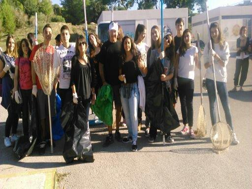 Στο σχολείο λαμβάνει χώρα: Κομποστοποίηση Ανακύκλωση χαρτιού Ανακύκλωση των πλαστικών καπακιών Ανακύκλωση λαμπτήρων Ανακύκλωση