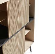 Legs in solid oak and metal. 1 Βιβλιοθήκη με συρόμενες πόρτες.