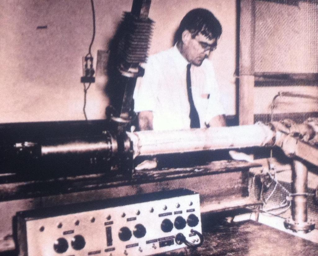William Hansen Την ίδια χρονιά ο Frank Goward κατασκευάζει το πρώτο σύγχροτρο ηλεκτρονίων στο Ηνωμένο Βασίλειο, ενώ η κατασκευή αυτή ακολουθέιται από μία ακόμα στην Αμερική από την εταιρεία