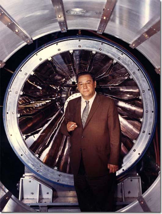 Το 1964 ο Αstron, ο πρώτος γραμμικός επιταχυντής επαγωγής προτείνεται από τον Χριστόφιλο για πυρηνική σύντηξη.