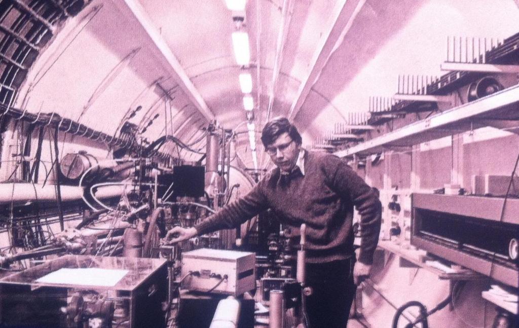 Το 1971 ο John Madey εφευρίσκει και κατασκευάζει το πρώτο λέιζερ ελέυθερων ηλεκτρονίων στο πανεπιστήμιο του