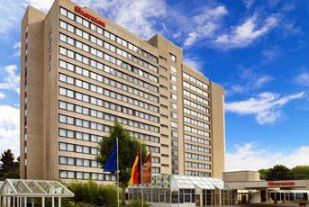 Sheraton Frankfurt Congress Hotel 4* Lyoner Str. 44-48, Niederrad, 60528 Φρανκφούρτη στον Μάιν Αυτό το ξενοδοχείο 4 αστέρων απέχει 200μ.