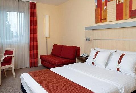 στο χώρο ευεξίας του Sheraton Frankfurt θα βρείτε σάουνα, ατμόλουτρο και μοντέρνο γυμναστήριο.