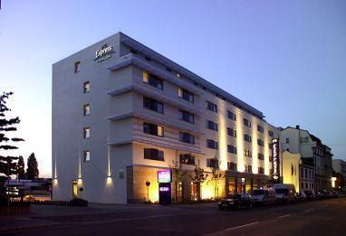 Εξαιρετικά πούρα διατίθενται στο L44 Bar & Lounge του Sheraton.