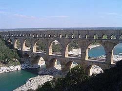 Ρωμαϊκά Υδραγωγεία Το Pont du Gard είναι ένα αρχαίο ρωμαϊκό υδραγωγείο που διασχίζει τον