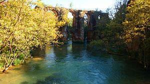Βρίσκεται κοντά στην πόλη της Vers-Pont-du-Gard, η γέφυρα αποτελεί μέρος του Nîmes