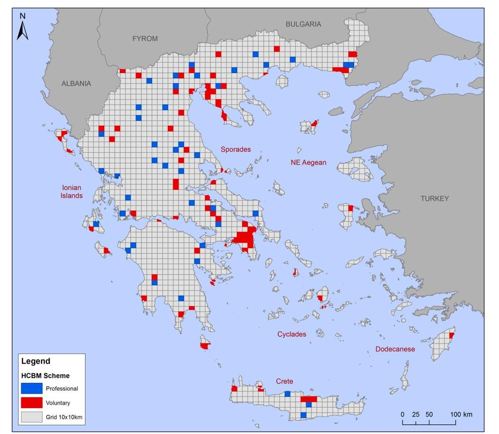 Εικόνα 1: Χάρτης της Ελλάδας χωρισμένος σε 10Χ10 km τετράγωνα. Με κόκκινο χρώμα σημειώνονται οι περιοχές που έχουν καλυφθεί από εθελοντές, ενώ με μπλε χρώμα από επαγγελματίες.