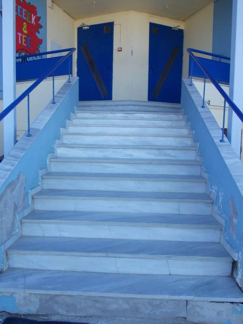 Είσοδος κεντρικού κτιρίου σχολείου
