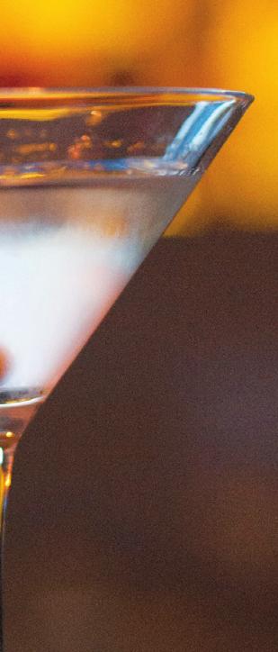 THE WINE BAR Κομψό και εκλεπτυσμένο με εσωτερικό διάκοσμο από μπουκάλια κρασιού σε όλα τα σχήματα, χρώματα και μεγέθη.
