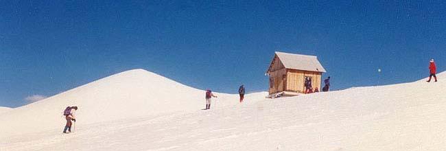 ΚΑΤΑΦΥΓΙΑ ΑΝΑΓΚΗΣ BIVOUAC Εκτός από τα παραπάνω οργανωμένα καταφύγια, υπάρχουν σε διάφορες τοποθεσίες (Άγιος Αντώνιος, Μεγάλη Γούρνα, Λιβαδάκι, Σαλατούρα, κ.α.) μικρά κτίσματα τα οποία μπορούν να χρησιμοποιηθούν το χειμώνα σε περιπτώσεις έκτακτης ανάγκης.