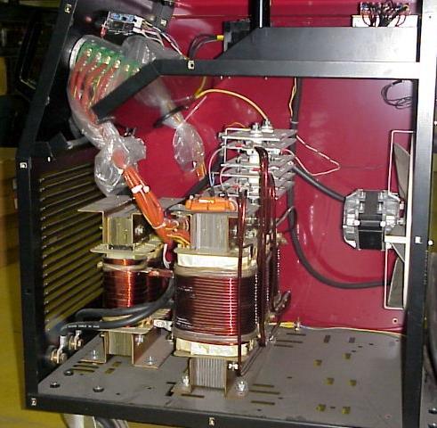 Εικόνα 36: Μετασχηματιστής Η ιδιαίτερη ρύθμιση του μετασχηματιστή, κατά τη διάρκεια της εργασίας έτσι ώστε να μπορεί να ανταποκριθεί στις απαιτήσεις αυτής (διάμετρος ηλεκτροδίου, εύρος έντασης