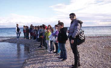 Η σχολική κοινότητα του 2ου δημοτικού σχολείου Ακράτας αποχαιρετά με αυτόν τον δημιουργικά οικολογικό τρόπο τη χρονιά που πέρασε