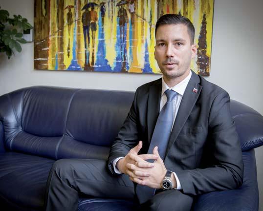 V akej životnej a profesionálnej situácii vás zastihla táto príležitosť? Som členom Slovenskej národnej strany, ktorá tento post získala ako súčasť koaličných dohôd.