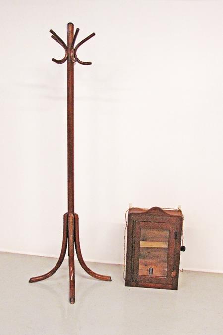 : EA34 Starting Price: 80 Estimate: 100-200 272 273 273 Ένας καλόγηρος μαζί με ένα μικρό ερμαράκι / εικονοστάσι.