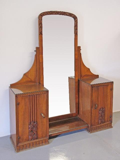 mirrored door W201X57cm H204cm. (3) Prov.: EA36 Starting Price: 200 Estimate: 300-500 292 Τουαλέτα υπνοδωματίου σε στυλ Αρ - Ντεκό.