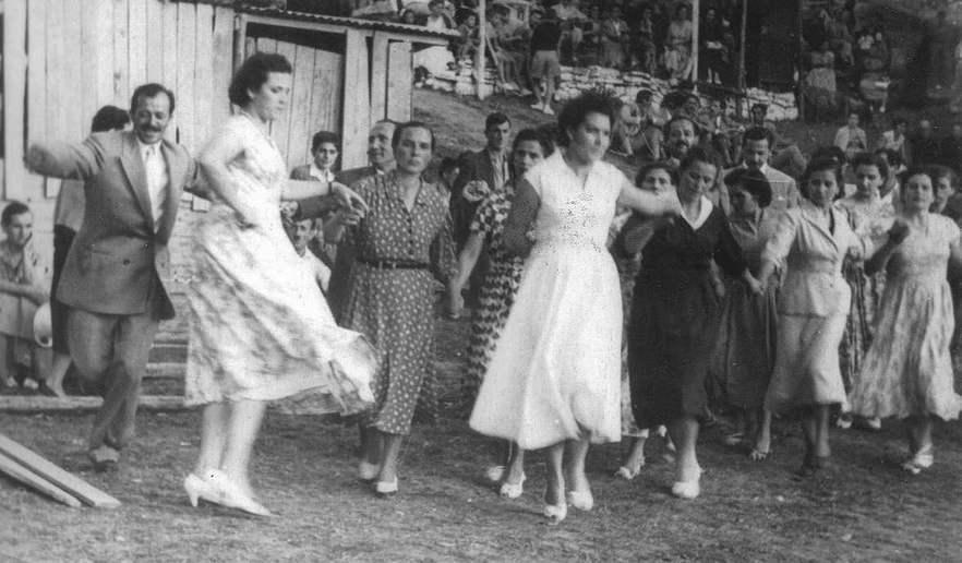 ΚΟΙΝΟΤΙΚΟΙ ΧΟΡΟΙ Οι κοινοτικοί χοροί είναι οι χοροί που γινόντουσαν και γίνονται την περίοδο του καλοκαιριού κατά την διάρκεια της ετήσιας πανήγυρης του χωριού ή σε κάποιο εξωκλήσι κατά την ημέρα της