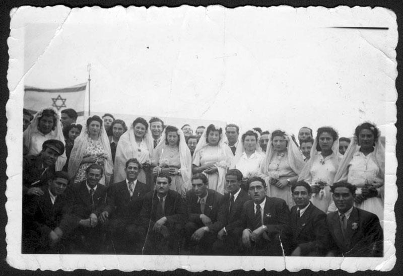 Η επιστροφή Ομαδικός γάμος εννιά ζευγαριών επιζώντων. Θεσσαλονίκη, μετά τον πόλεμο. Πηγή:http://www.