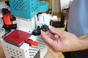 Podávacie kolesa sú široké 50 mm a poskytujú lepší kontakt s materiálom. Všetky podávače majú 4-cestné nastaviteľné rameno.