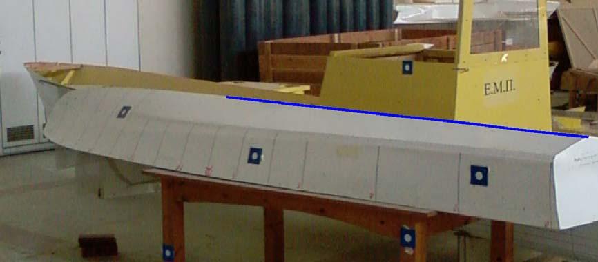 Εικόνα 4.5 : Περιοχή με μεγαλύτερες πιθανότητες σφάλματος στην καρίνα του σκάφους(μπλε γραμμοσκίαση). Εικόνα 4.6 : Νέα θέση σκάφους.