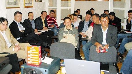 4 Proπlog tjedna u Podravki Trodnevna edukacija za prodajno osoblje Krajem travnja odræana je trodnevna edukacija za prodajno osoblje, odnosno za novozaposlene trgovaëke predstavnike iz srediπnje i