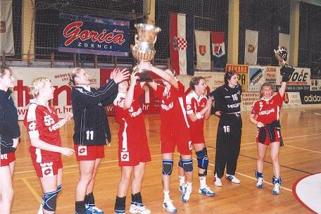 .. ali na kraju je pobjedniëki pokal ipak zavrπio u rukama Podravkaπica Ne pamti se kada je Podravka Vegeta na teæi i dramatiëniji naëin osvojila Kup.