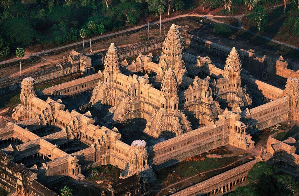 ARHEOLOGIJA www.akropola.org Mesto so odkrili v bližini starodavnega templja Angkor Wat in je še eden od dokazov, da bo treba spremeniti dosedanje predpostavke o srednjeveškem cesarstvu Khmer.