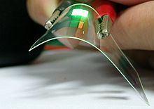 là tương tự như vùng hóa trị và vùng dẫn trong mô hình vùng năng lượng của chất bán dẫn vô cơ. Trong quá trình hoạt động, điện áp được đặt lên OLED, cực a nốt dương hơn so với ca tốt.