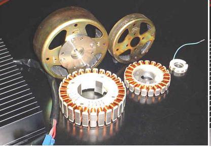 Quá trình nhiễm từ của các vật liệu sắt từ dưới tác dụng của từ trường ngoài dẫn đến sự tăng nguồn nhiễm từ và quay các vectơ mômen từ theo hướng của từ trường ngoài. Hình 2.3.
