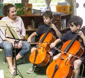 Ειδικοί καθηγητές με πλούσια διδακτική εμπειρία, με πλήρη ενημέρωση και γνώση του αντικειμένου, διδάσκουν μονωδία, φωνητική και όργανα, όπως πιάνο - βιολί - βιολοντσέλο - βιόλα - φλάουτο - κλαρινέτο