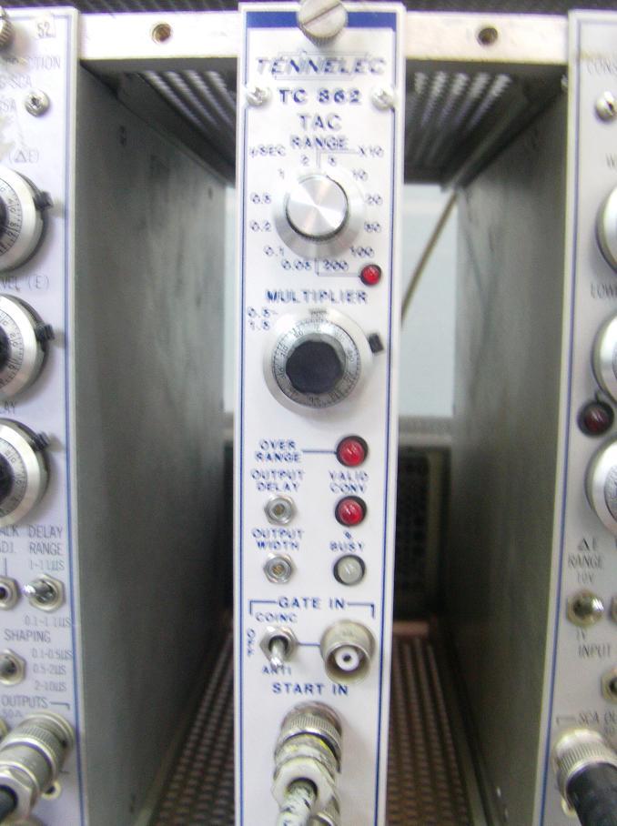 Time to Amplitude Converter (TAC) Πρόκειται για μονάδα η οποία δίνει στην έξοδό της τετραγωνικό παλμό, το ύψος του οποίου είναι ανάλογο προς τη χρονική διαφορά μεταξύ ενός START και ενός STOP παλμών