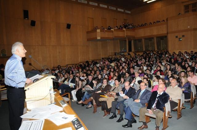 ΣΕΠ Ευαγγελικής Άποψη από την κατάμεστη αίθουσα του Ευγενιδείου Ιδρύματος που διεξήχθη η ημερίδα. Επάνω δεξιά οι εισηγητές: Ρ.