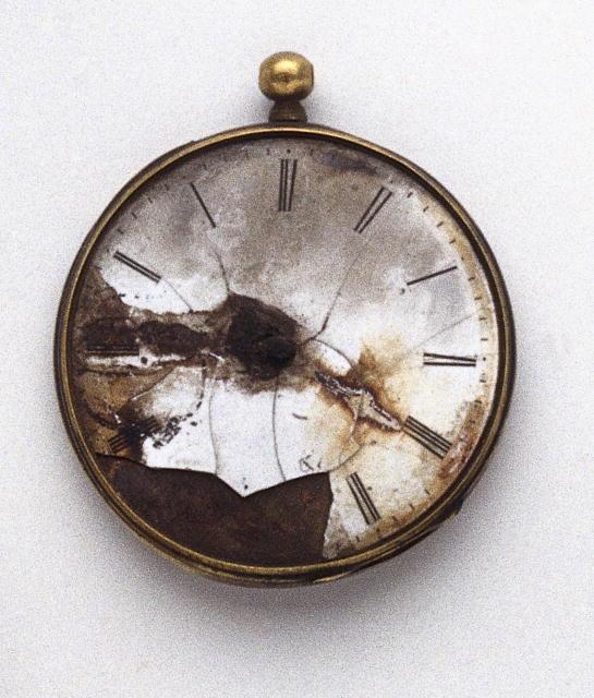 Ηώρατηςέκρηξης Στα ερείπια της καταστροφής, βρέθηκε ένα ρολόι με τους δείκτες του