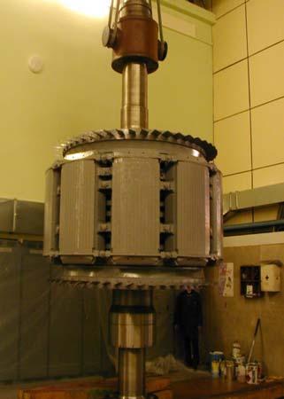 3. Sinkroni stroj Sinkroni strojevi su rotacijski strojevi koji pretvaraju električnu energiju u mehaničku ili obratno, radeći tako da se rotor u