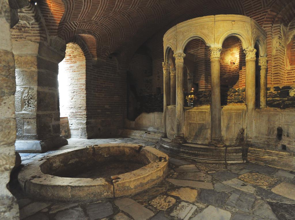 Alaca İmaret Camii oder İshak Paşa Camii (Moschee Alaca İmaret) (6) Laut einer Stifterinschrift, die über dem Eingang des Gebäudes erhalten ist, wurde die Moschee im Jahre 1484 von Ιshak Paşa