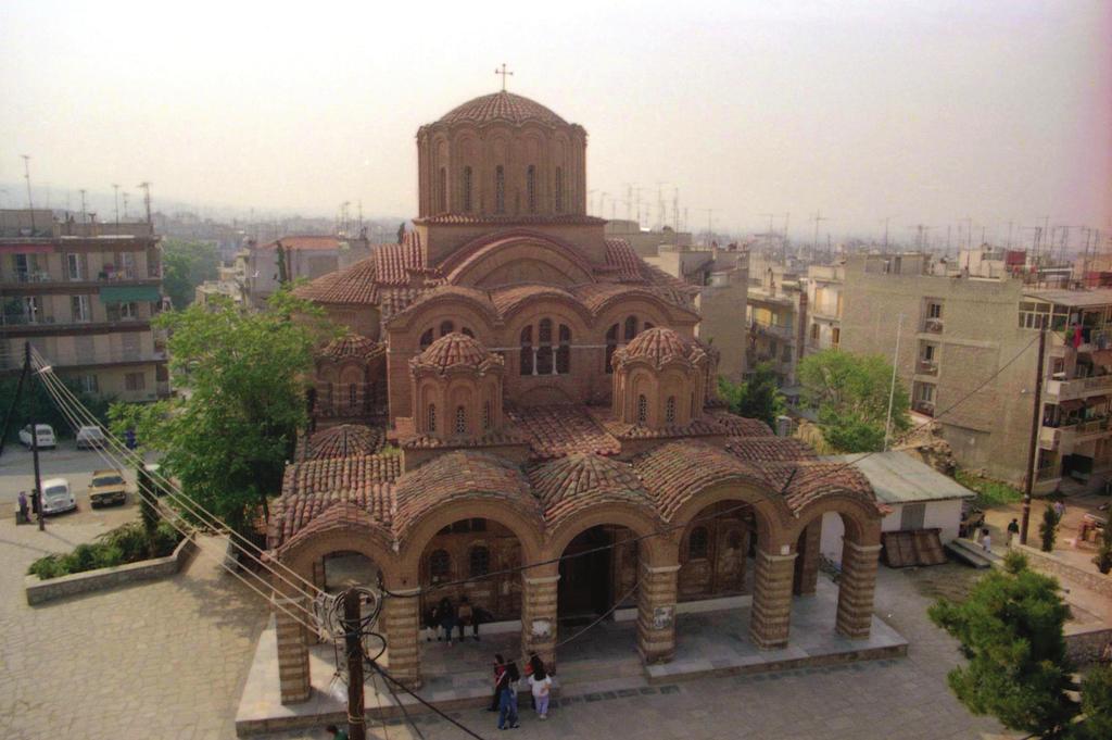 ρίζονταν στους τοίχους και σε μια σειρά κιόνων, τοποθετημένων στον κατά μήκος άξονα του κτιρίου.