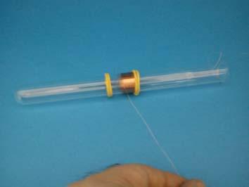 λαμπάκι led, δύο ισχυροί μαγνήτες νεοδυμίου (μικρότερης διαμέτρου από το δοκιμαστικό σωλήνα), πώμα (πλαστικό ή από φελλό), αυτοκόλλητη ταινία.