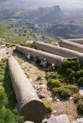 Το μεσαιωνικό Καστέλλο Ρόσσο χτίστηκε πάνω στις βυζαντινές βάσεις κατά μια εκδοχή από το βαρόνο Ραβανό Δαλεκάρτσερι μεταξύ 1209-1216.