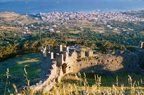 Αργότερα, στην οθωμανική περίοδο (1470-1830), οχυρώθηκε ακόμη πιο ΜΑΡΜΑΡΙ Μύλοι Σταυρός Κάστρο Αετόπετρες Αετός ΚΑΡΥΣΤΟΣ Δύο πεταλούδες (Εuchloe ausonia) πάνω σε ένα κοινό αγκάθι (Cardus