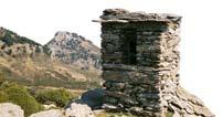 Εδώ Αντιά Αηδόνι δεσπόζει η Κερασιά (1.227 μ.), μια κορυφή με γκρίζους αμφιβολίτες που είναι σχεδόν όμοιοι με τα βράχια των κορυφών της Όχης.