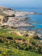 Απέναντι του βρίσκεται το νησάκι Αράπης που ονομάστηκε έτσι, όχι για το χρώμα του αλλά για το φόβο που προκαλεί.