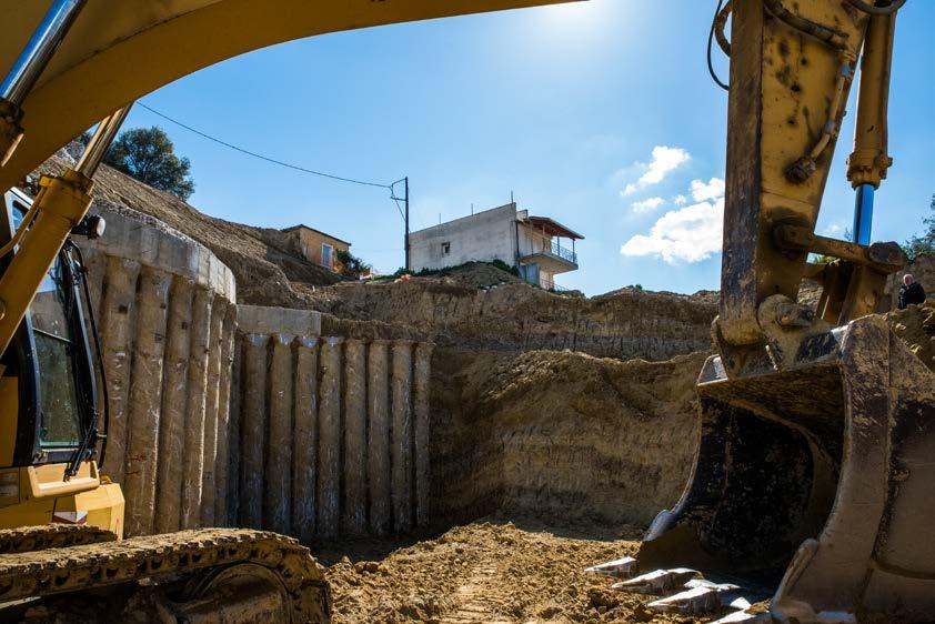 Για την διάνοιξη της οδού Κανακάρη, λόγω της συνεκτικότητας του εδάφους πέραν της προσωρινής αντιστήριξης που έγινε από πασσαλότοιχους, κατασκευάστηκαν καθ όλο το μήκος τοίχοι αντηριδωτοί οπλισμένου