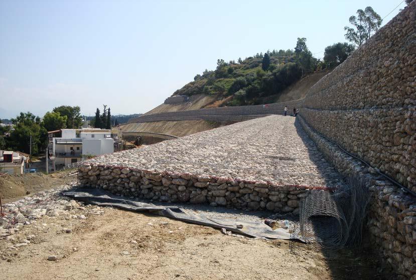 Ο δεύτερος τοίχος βρίσκεται στη μέση του πρανούς διακόπτοντας την κλίση του για μερικά μέτρα και είναι ο μεγαλύτερος σε διαστάσεις τοίχος σαρζανέτ στο έργο. Έχει συνολικό πλάτος 8.