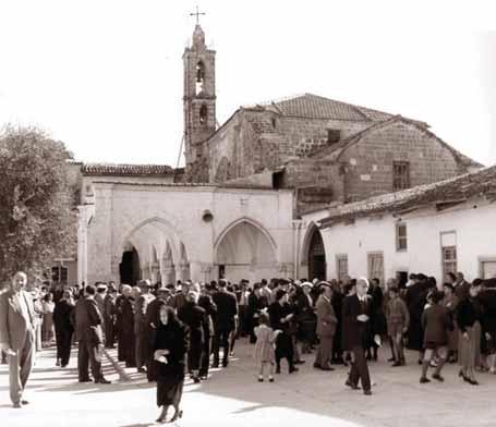 Οι πολυάριθμοι πιστοί έξω από την παλαιά εκκλησία της Παναγίας στην οδό Βικτωρίας στη Λευκωσία (1960).
