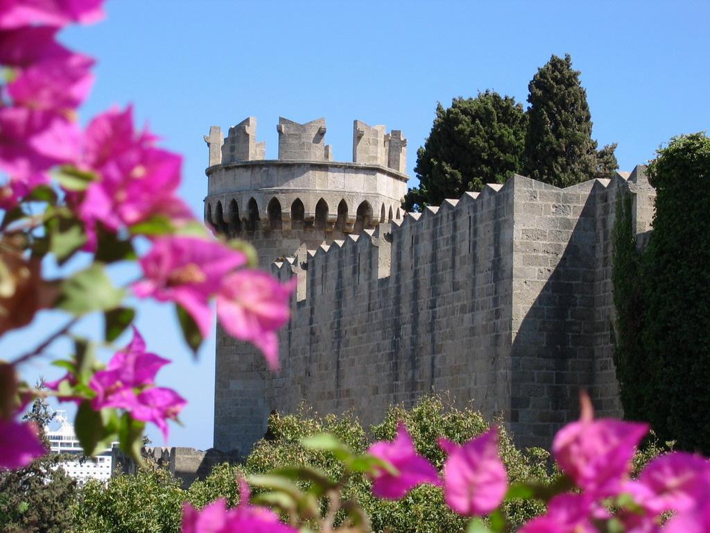 ΡΟ ΟΣ ΚRISTINA'S ROOMS Βρίσκεται στην Παλιά πόλη της Ρόδου, 1χλµ µακριά από την παραλία Έλλη, και προσφέρει ευρύχωρο κήπο και βεράντα στον τελευταίο όροφο µε πανοραµική θέα.