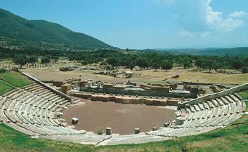 Το θέατρο της Μεσσήνης Φτάνοντας στον αρχαιολογικό χώρο της Μεσσήνης, το πρώτο μνημείο που συναντάει κανείς είναι το θέατρο (εικ. 2, 3).