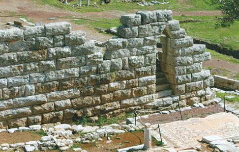 Στάση 1η: Το κοίλο Ενώ στην αρχαιότητα το θέατρο φιλοξενούσε έναν μεγάλο αριθμό θεατών, όταν ήρθε στο φως μόνο μερικά καθίσματα στο κατώτερο τμήμα του κοίλου βρέθηκαν στη θέση τους (εικ. 11).