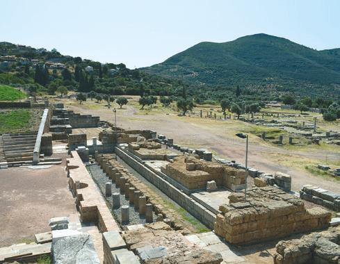 Κάτω από την κατασκευή με τις ξύλινες σανίδες που θα δείτε γύρω από την ορχήστρα, βρίσκεται ο αποχετευτικός αγωγός του θεάτρου, καλυμμένος με πλάκες (εικ. 6).